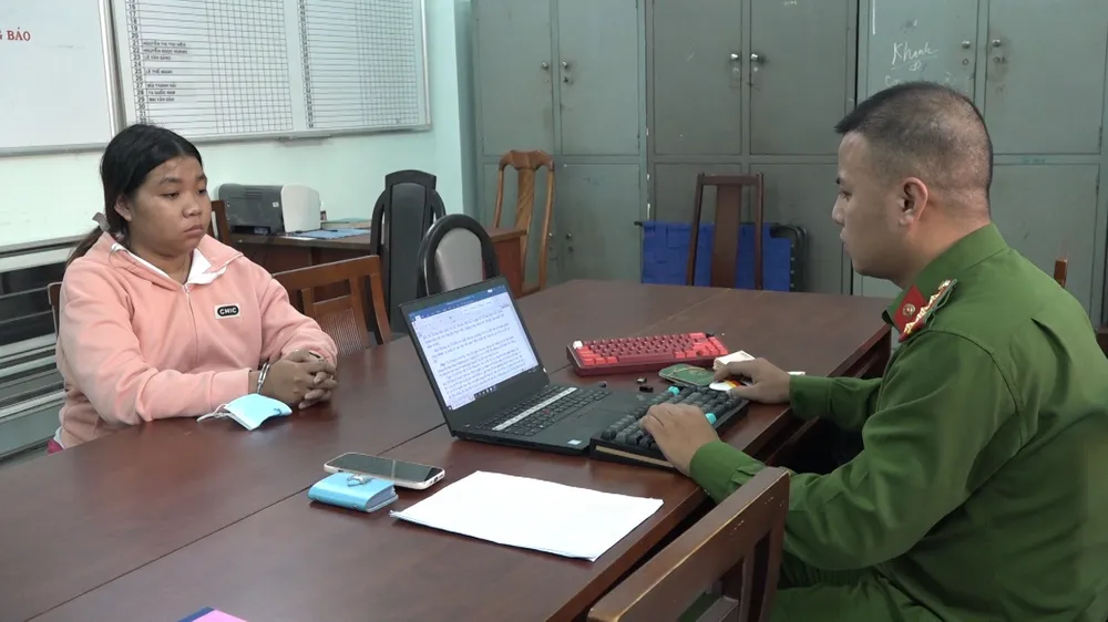 Công an lấy lời khai Tuyền