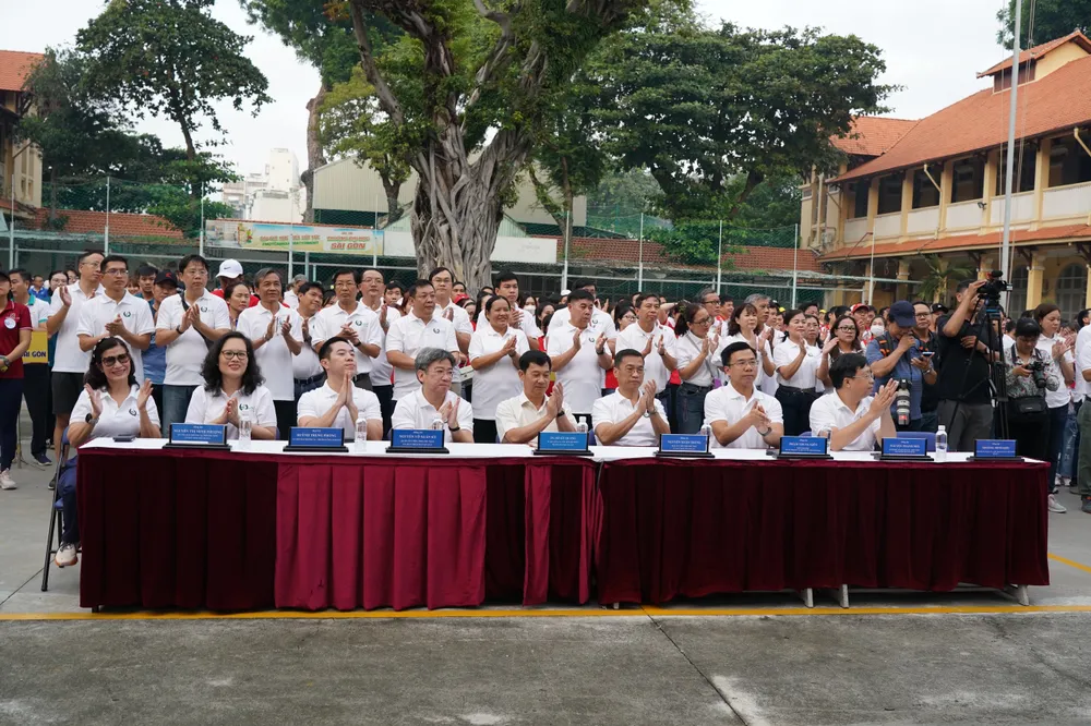 Lãnh đạo TPHCM và quận 5 tham dự chương trình. Ảnh: HOÀNG HÙNG