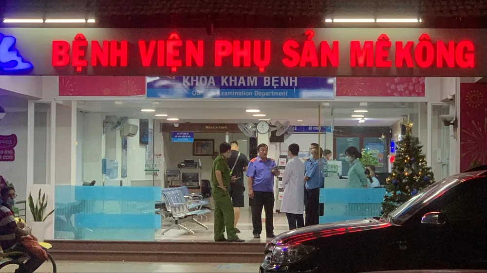 Lực lượng chức năng có mặt tại Bệnh viện Phụ sản MêKông (quận Tân Bình, TPHCM). Ảnh: CHÍ THẠCH