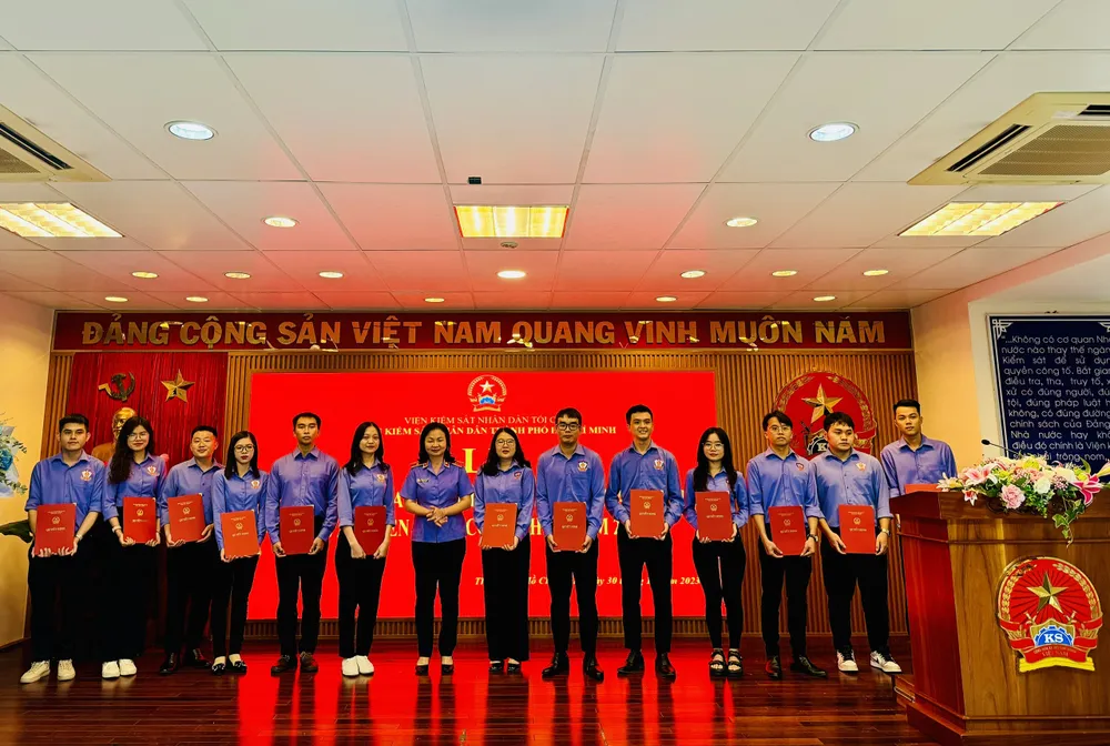 Lãnh đạo Viện KSND TPHCM trao quyết định tuyển dụng với các công chức. Ảnh: CHÍ THẠCH