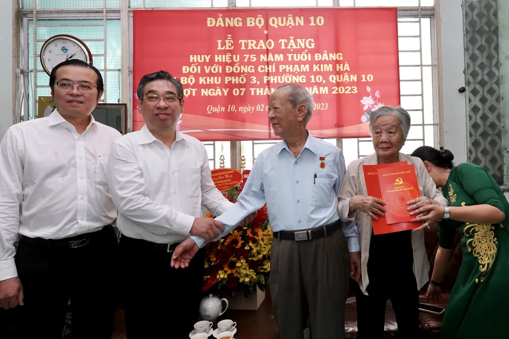 Đồng chí Nguyễn Phước Lộc, Phó Bí thư Thành ủy TPHCM, Trưởng Ban Tổ chức Thành ủy TPHCM cùng lãnh đạo quận 10 chúc mừng đồng chí Phạm Kim Hà cùng gia đình. Ảnh: HOÀNG HÙNG Đồng chí Nguyễn Phước Lộc, Phó Bí thư Thành ủy TPHCM, Trưởng Ban Tổ chức Thành ủy TPHCM cùng lãnh đạo quận 10 chúc mừng đồng chí Phạm Kim Hà cùng gia đình. Ảnh: HOÀNG HÙNG