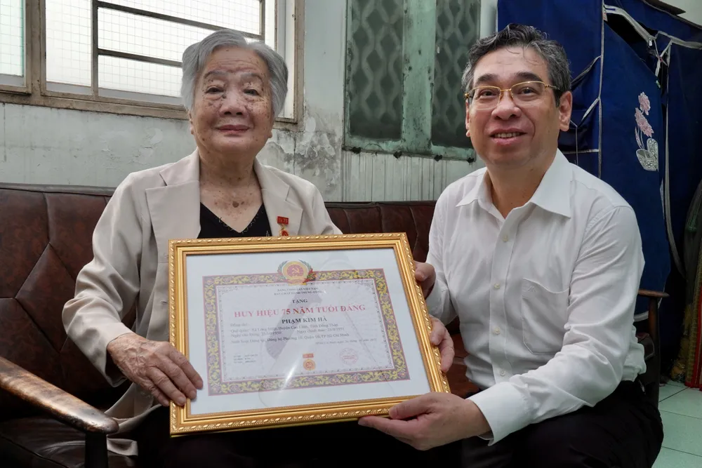Đồng chí Nguyễn Phước Lộc, Phó Bí thư Thành ủy TPHCM, Trưởng Ban Tổ chức Thành ủy TPHCM trao Huy hiệu 75 năm tuổi Đảng cho đồng chí Phạm Kim Hà. Ảnh: HOÀNG HÙNG Đồng chí Nguyễn Phước Lộc, Phó Bí thư Thành ủy TPHCM, Trưởng Ban Tổ chức Thành ủy TPHCM trao Huy hiệu 75 năm tuổi Đảng cho đồng chí Phạm Kim Hà. Ảnh: HOÀNG HÙNG