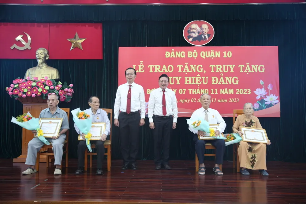 Bí thư Quận ủy quận 10 Lê Văn Minh và Phó Bí thư Quận ủy quận 10 Nguyễn Bắc Nam trao Huy hiệu Đảng cho đảng viên cao tuổi Đảng Bí thư Quận ủy quận 10 Lê Văn Minh và Phó Bí thư Quận ủy quận 10 Nguyễn Bắc Nam trao Huy hiệu Đảng cho đảng viên cao tuổi Đảng
