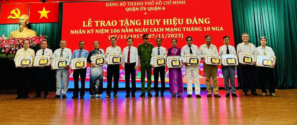 Trưởng Ban Nội chính Thành ủy TPHCM Lê Thanh Liêm cùng lãnh đạo quận 6 trao Huy hiệu Đảng cho đảng viên cao tuổi Đảng. Ảnh: CHÍ THẠCH
