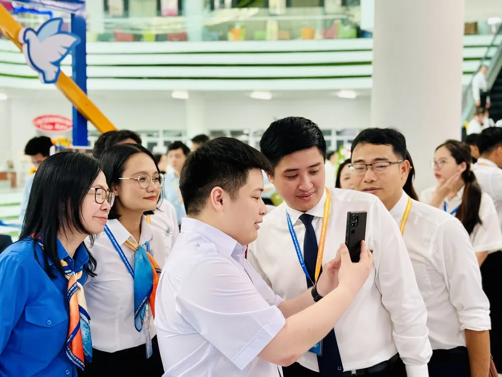 Đại biểu tham quan các mô hình sáng kiến của sinh viên tại đại hội. Ảnh: CHÍ THẠCH