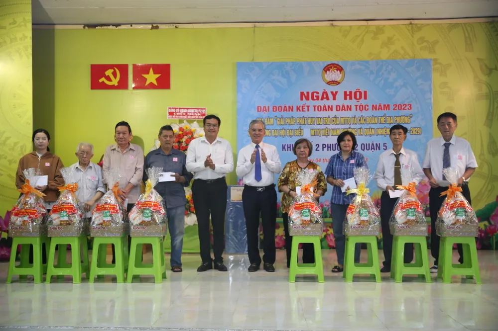 Phó Chủ tịch UBND TPHCM Ngô Minh Châu tặng quà cho các gia đình khó khăn Phó Chủ tịch UBND TPHCM Ngô Minh Châu tặng quà cho các gia đình khó khăn