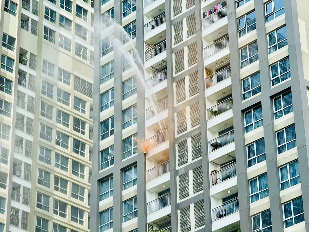 Căn hộ tầng 10 của tòa nhà Landmark 6 xảy ra sự cố điện, gây cháy lan các căn hộ ở tầng này. Ảnh: CHÍ THẠCH