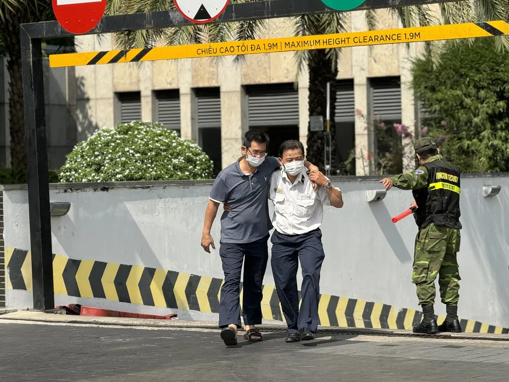 Lực lượng chức năng sở tại đưa người mắc kẹt ra ngoài. Ảnh: CHÍ THẠCH