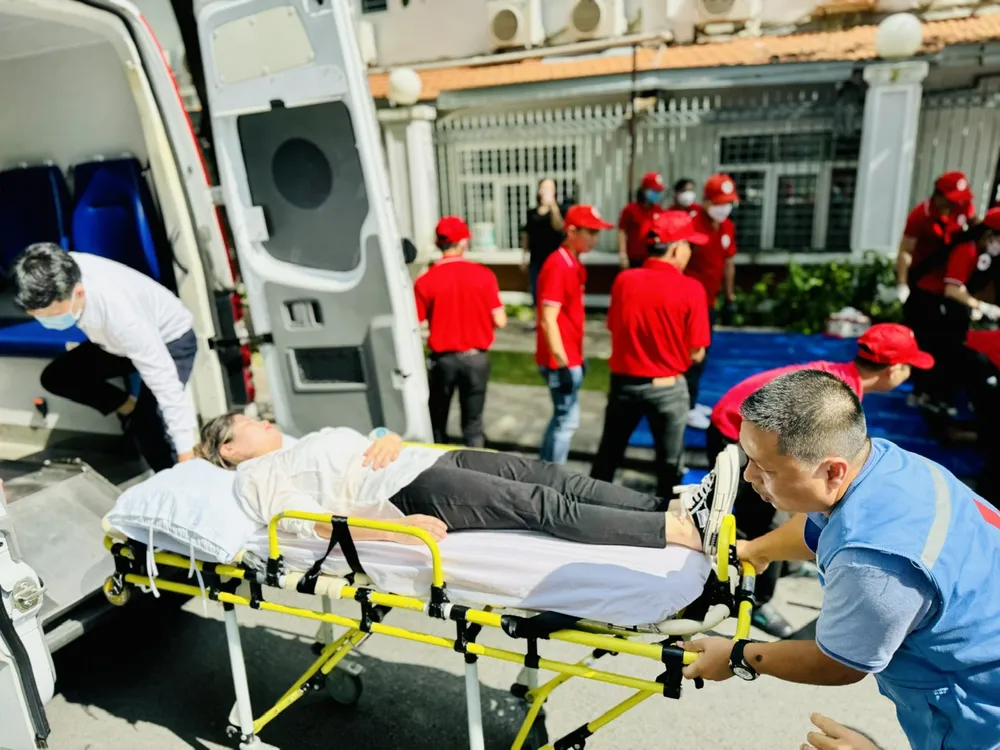 Các nạn nhân được đưa đi cấp cứu, điều trị. Ảnh: CHÍ THẠCH