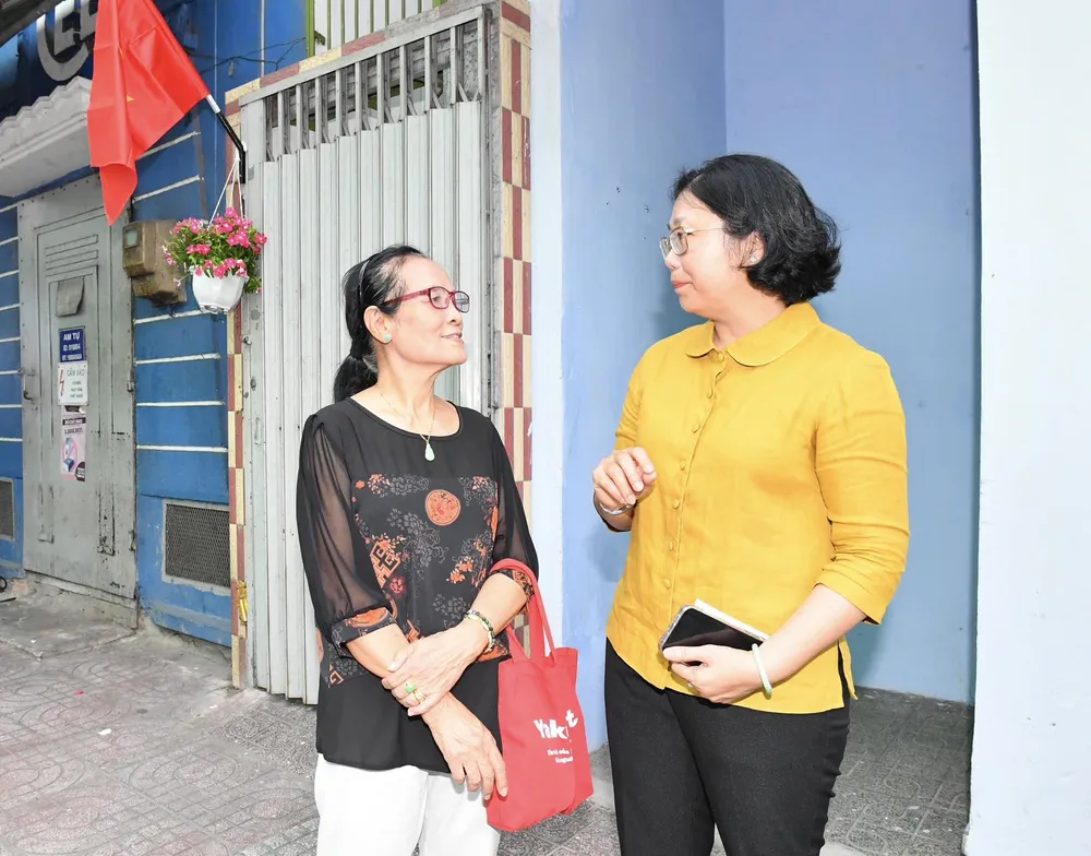Bí thư quận ủy quận 5 Huỳnh Ngọc Nữ Phương Hồng ân cần hỏi thăm sức khỏe của các hộ dân. Ảnh: VIỆT DŨNG