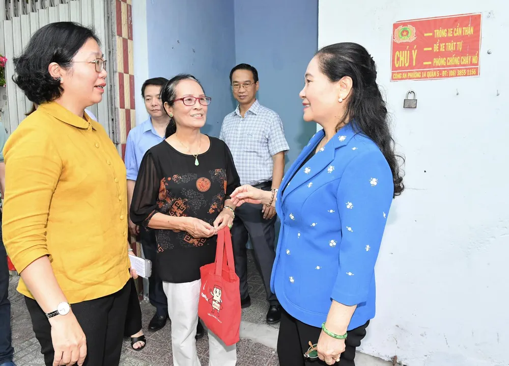Chủ tịch HĐND TPHCM Nguyễn Thị Lệ ân cần hỏi thăm sức khỏe của các hộ dân. Ảnh: VIỆT DŨNG