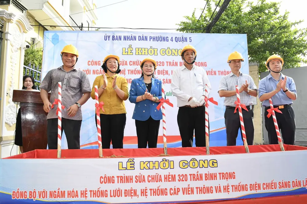 Chủ tịch HĐND TPHCM Nguyễn Thị Lệ cùng lãnh đạo quận 5 khởi công công trình sửa chữa hẻm 320 Trần Bình Trọng. Ảnh: VIỆT DŨNG