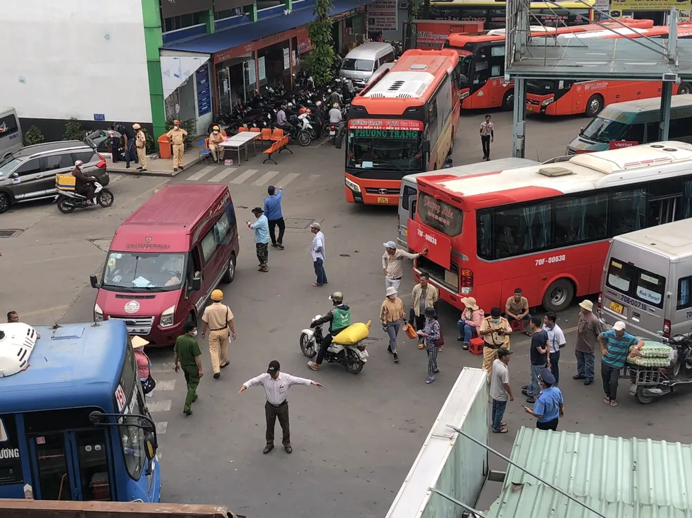 CSGT kiểm tra tài xế tại Bến xe An Sương. Ảnh: LƯU DUYÊN