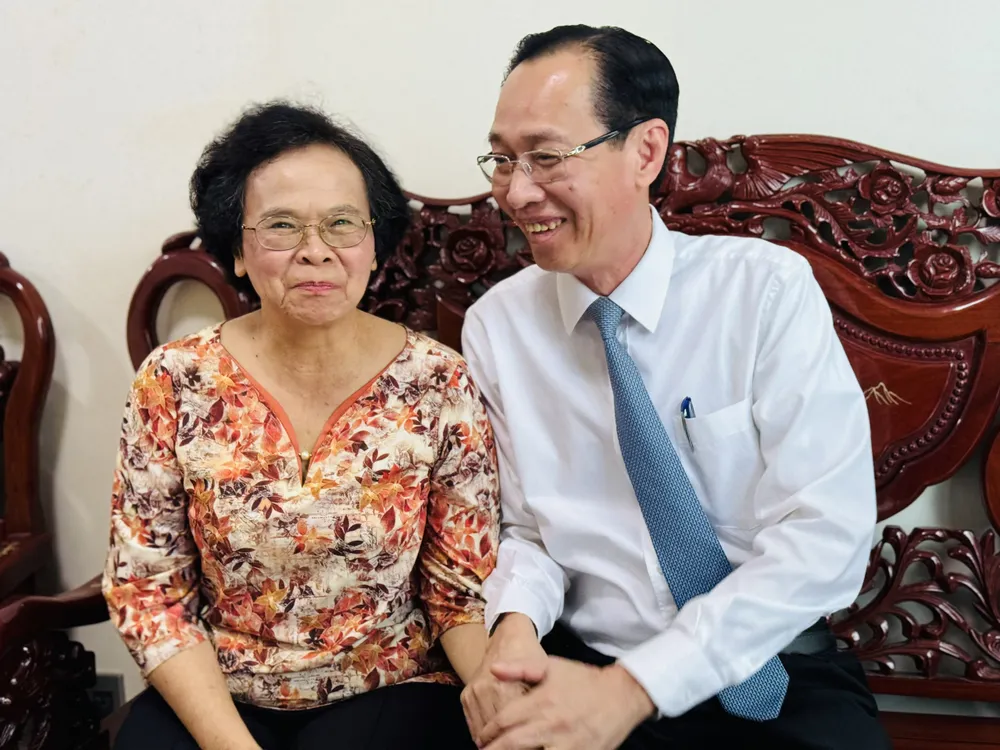 Trưởng Ban Nội chính Thành ủy TPHCM Lê Thanh Liêm ân cần thăm hỏi sức khỏe Nhà giáo Nhân dân, GS.TS Phan Thị Tươi. Ảnh: CHÍ THẠCH Trưởng Ban Nội chính Thành ủy TPHCM Lê Thanh Liêm ân cần thăm hỏi sức khỏe Nhà giáo Nhân dân, GS.TS Phan Thị Tươi. Ảnh: CHÍ THẠCH