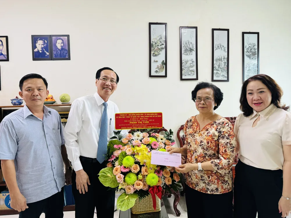 Trưởng Ban Nội chính Thành ủy TPHCM Lê Thanh Liêm tặng hoa Nhà giáo Nhân dân, GS.TS Phan Thị Tươi. Ảnh: CHÍ THẠCH Trưởng Ban Nội chính Thành ủy TPHCM Lê Thanh Liêm tặng hoa Nhà giáo Nhân dân, GS.TS Phan Thị Tươi. Ảnh: CHÍ THẠCH