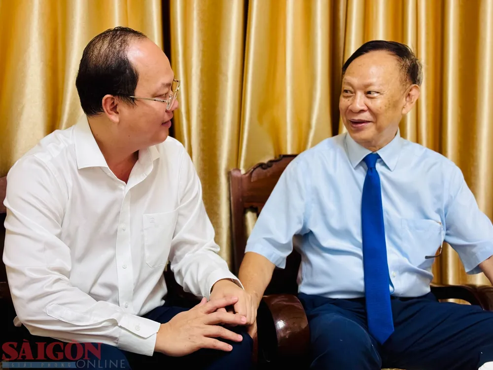 Phó Bí thư Thành ủy TPHCM Nguyễn Hồ Hải ân cần thăm hỏi, trò chuyện cùng Nhà giáo, GS.TS Nguyễn Tấn Phát, nguyên Ủy viên Trung ương Đảng, nguyên Thứ trưởng Bộ GD-ĐT, nguyên Giám đốc Đại học Quốc Gia TPHCM. Ảnh: CHÍ THẠCH