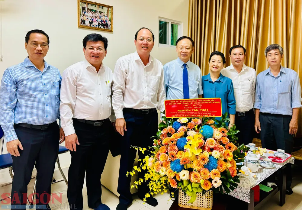 Phó Bí thư Thành ủy TPHCM Nguyễn Hồ Hải cùng lãnh đạo TPHCM, quận 5 tặng hoa chúc mừng Nhà giáo, GS.TS Nguyễn Tấn Phát. Ảnh: CHÍ THẠCH