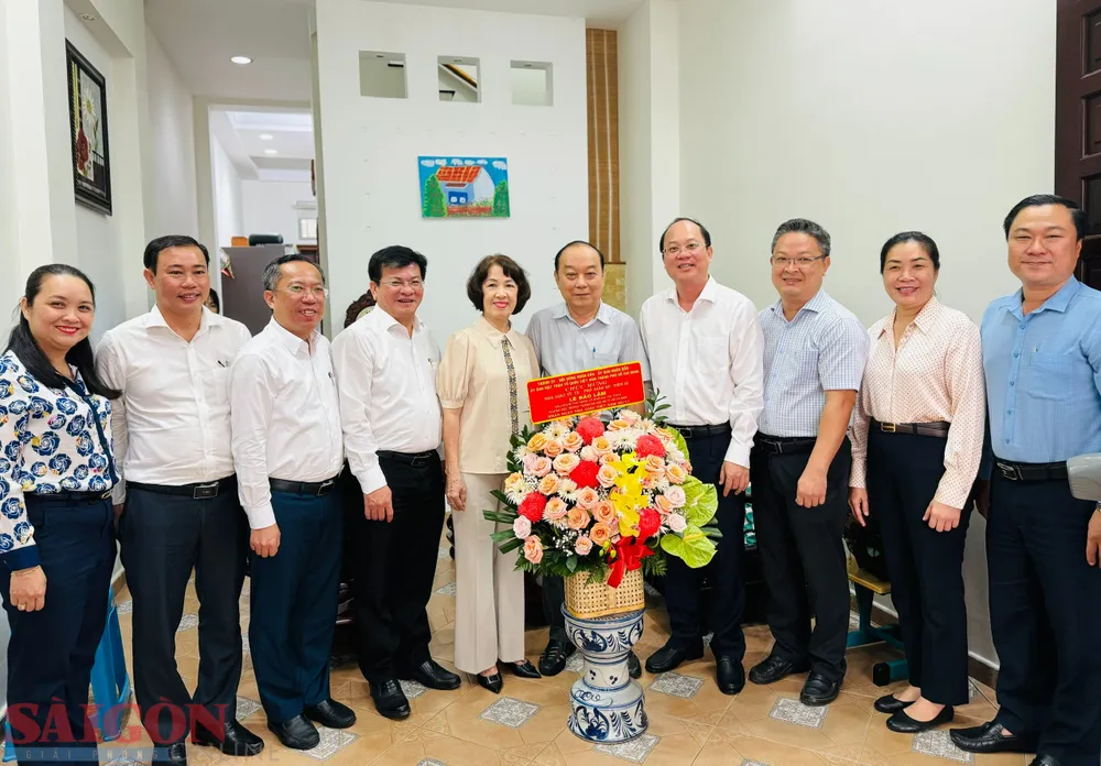 Phó Bí thư Thành ủy TPHCM Nguyễn Hồ Hải cùng lãnh đạo TPHCM, quận 3 tặng hoa chúc mừng Nhà giáo ưu tú, PGS.TS Lê Bảo Lâm. Ảnh: CHÍ THẠCH