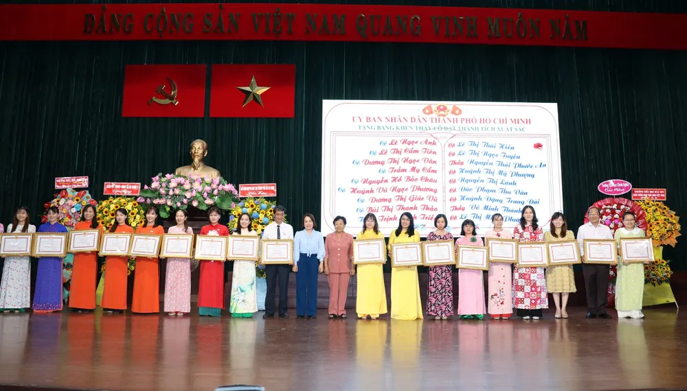 Các cá nhân, tập thể nhận bằng khen Các cá nhân, tập thể nhận bằng khen