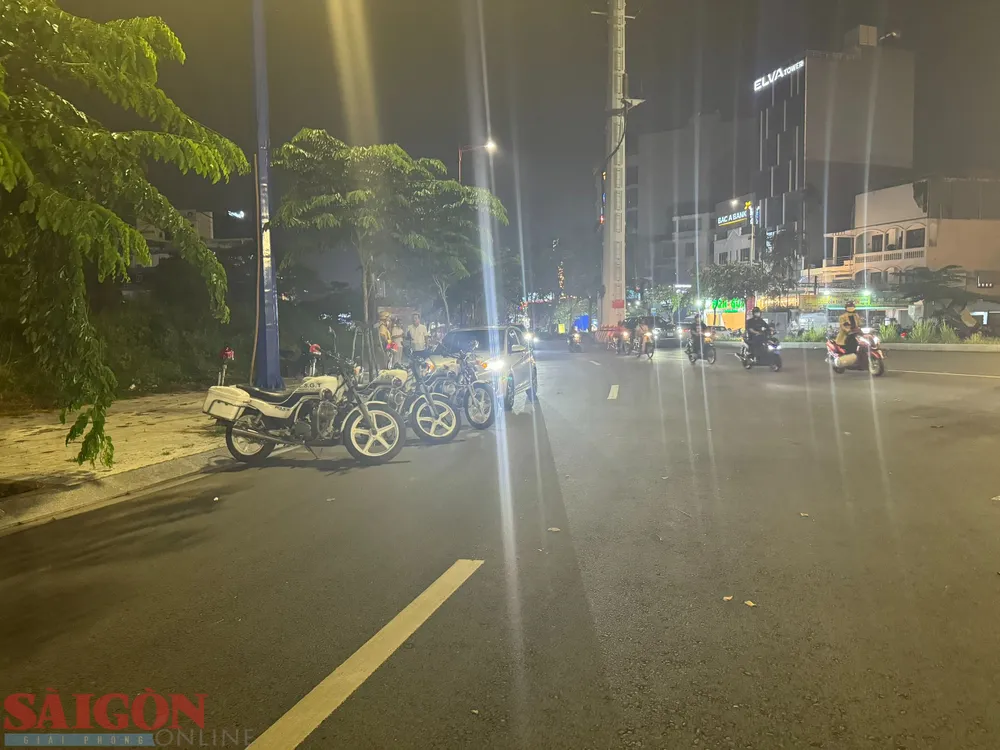 CSGT TP Thủ Đức chốt chặn kiểm tra nồng độ cồn, chất kích thích với tất cả tài xế lái xe ô tô trên đường.