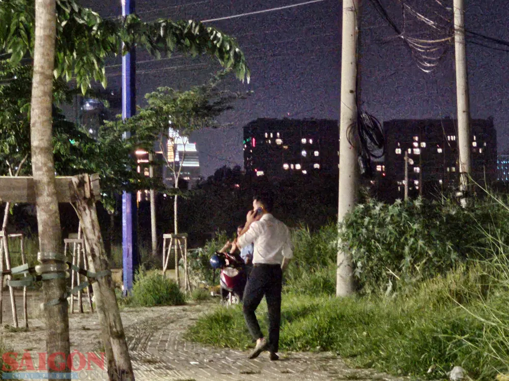 Ông K. sau khi đưa thẻ nhưng CSGT không bỏ qua thì ra phía ngoài điện thoại để "cầu cứu" lỗi vi phạm nồng độ cồn