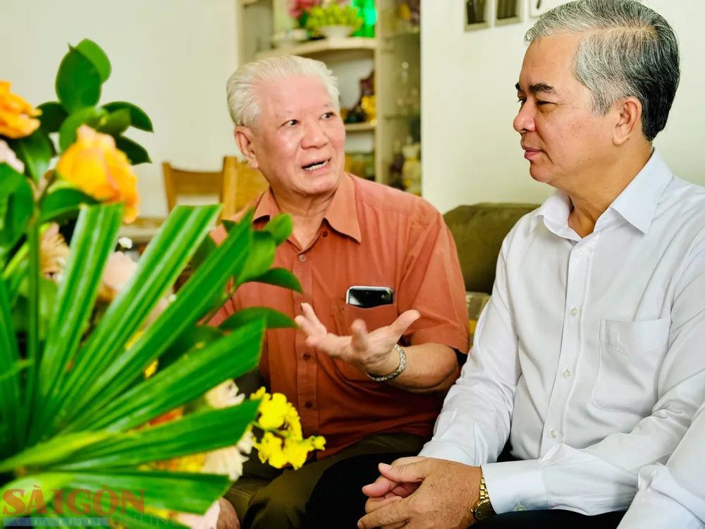 Phó Chủ tịch UBND TPHCM Ngô Minh Châu thăm hỏi và trò chuyện với TS Trần Thành Long. Ảnh: CHÍ THẠCH