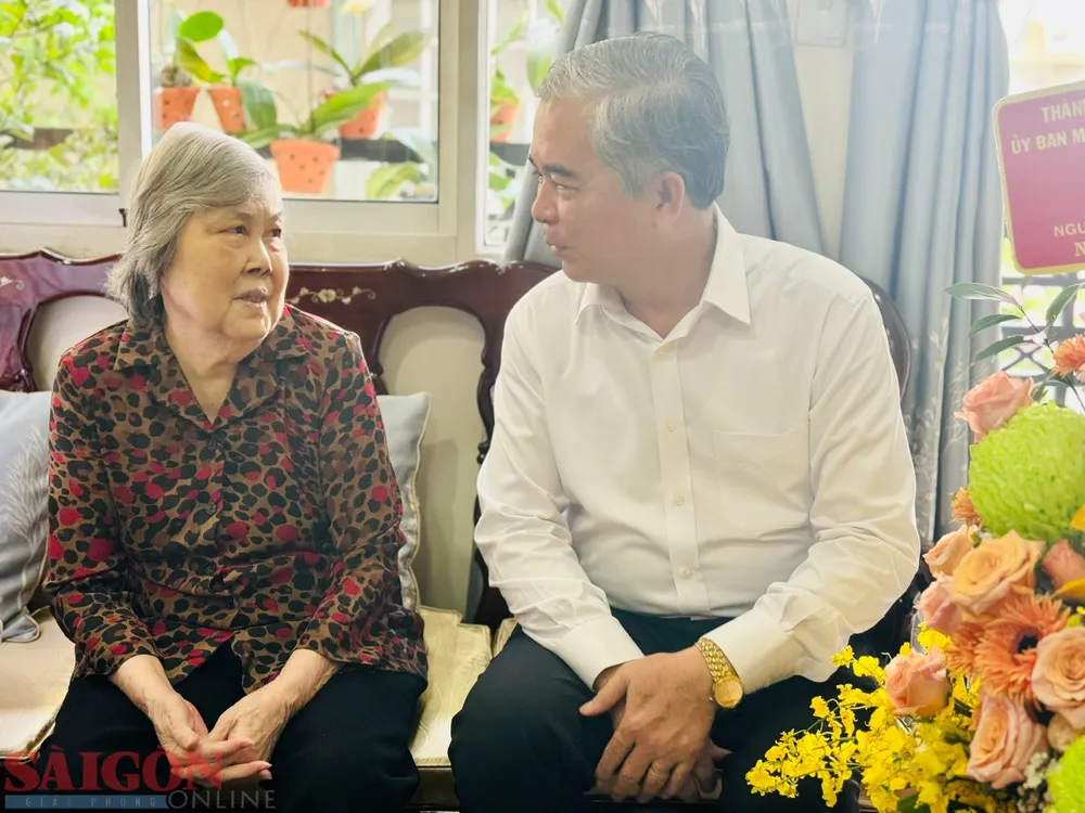 Phó Chủ tịch UBND TPHCM Ngô Minh Châu ân cần thăm hỏi và trò chuyện với Nhà giáo nhân dân Vũ Thị Oanh Cơ. Ảnh: CHÍ THẠCH