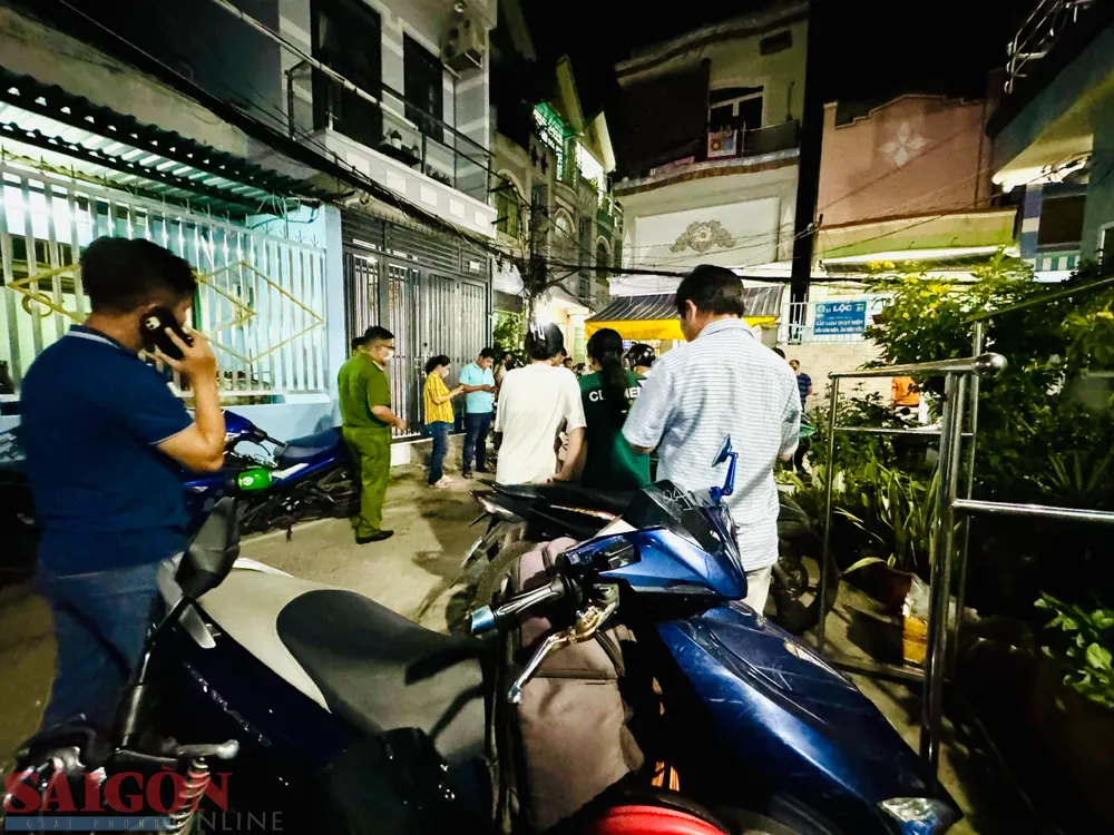 Người dân hiếu kỳ theo dõi vụ việc