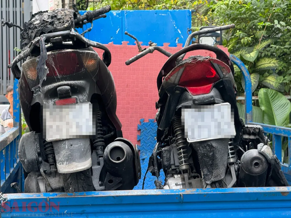 Hai xe máy bị cháy được đưa về cơ quan chức năng