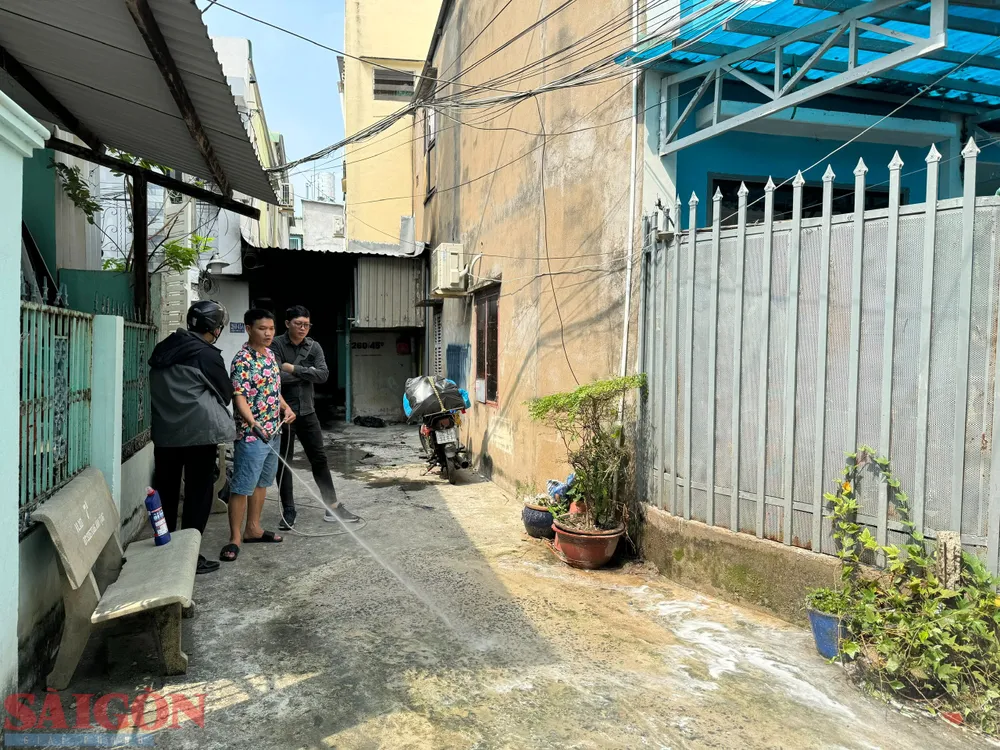 Người dân xung quanh đã hỗ trợ dọn dẹp, lau rửa vết máu