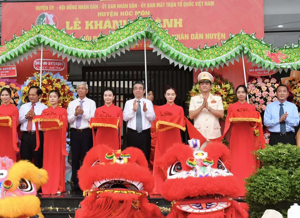 Phó Bí thư Thành ủy TPHCM Nguyễn Phước Lộc cùng lãnh đạo TPHCM, huyện Hóc Môn cắt băng khánh thành trụ sở Huyện ủy – HĐND – UBND huyện Hóc Môn. Ảnh: VIỆT DŨNG