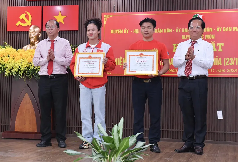 Dịp này, huyện Hóc Môn khen thưởng cho 2 cá nhân: Huấn luyện viên Phạm Ngọc Anh và vận động viên Nguyễn Thị Kim Dung (môn thể hình) đạt thành tích cao tại giải thi đấu thể thao quốc tế. Ảnh: VIỆT DŨNG Dịp này, huyện Hóc Môn khen thưởng cho 2 cá nhân: Huấn luyện viên Phạm Ngọc Anh và vận động viên Nguyễn Thị Kim Dung (môn thể hình) đạt thành tích cao tại giải thi đấu thể thao quốc tế. Ảnh: VIỆT DŨNG