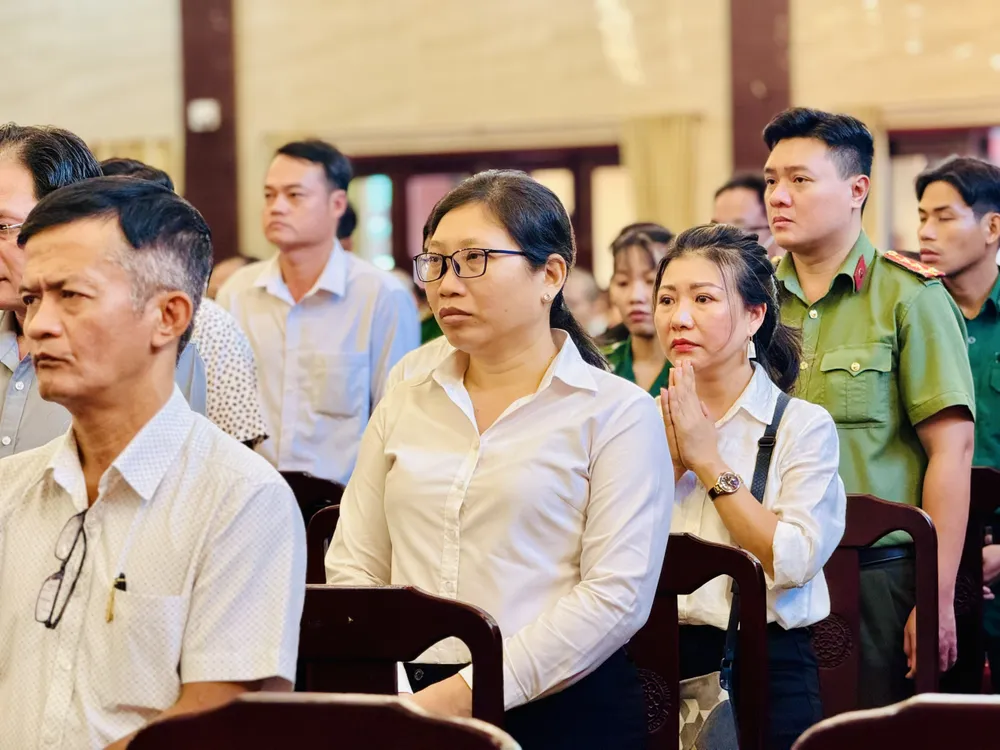 Các Phật tử tại lễ tưởng niệm nạn nhân tử vong do tai nạn giao thông năm 2023. Ảnh: CHÍ THẠCH Các Phật tử tại lễ tưởng niệm nạn nhân tử vong do tai nạn giao thông năm 2023. Ảnh: CHÍ THẠCH