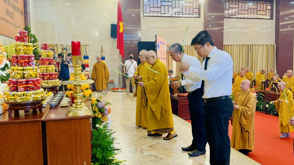 Lãnh đạo TPHCM cùng các đại biểu dâng hương, dâng hoa tưởng niệm, cầu siêu cho các nạn nhân tử vong do tai nạn giao thông ở TPHCM. Ảnh: CHÍ THẠCH Lãnh đạo TPHCM cùng các đại biểu dâng hương, dâng hoa tưởng niệm, cầu siêu cho các nạn nhân tử vong do tai nạn giao thông ở TPHCM. Ảnh: CHÍ THẠCH