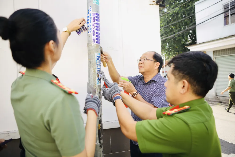 Chủ tịch UBND huyện Hóc Môn cùng người dân "dẹp" quảng cáo bẩn