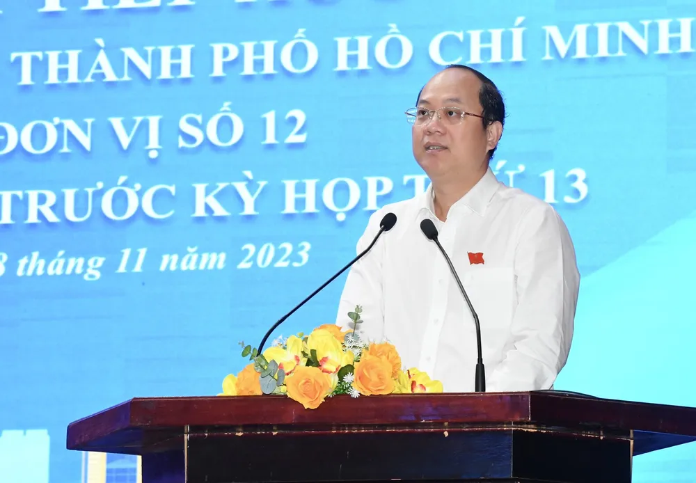 ĐB Nguyễn Hồ Hải trả lời các vấn đề cử tri quận 11 quan tâm. Ảnh: VIỆT DŨNG