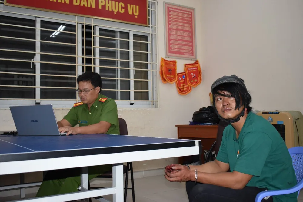 Công an lấy lời khai Nhu