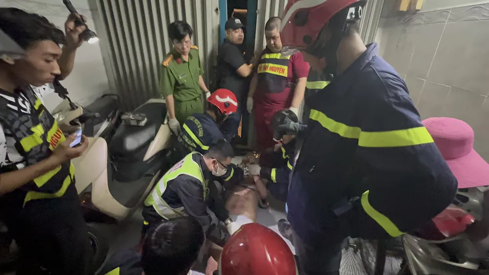 Sau nhiều giờ, lực lượng chức năng mới giải cứu người đàn ông đưa ra ngoài