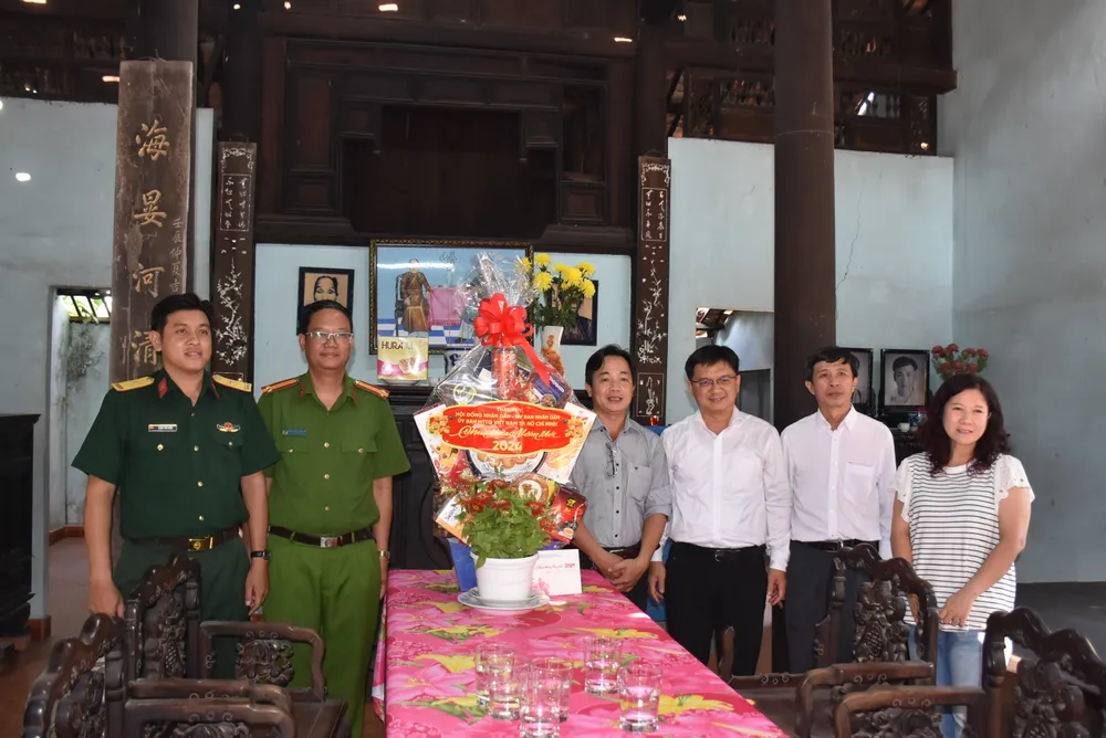 Trưởng Ban Dân vận Thành ủy TPHCM Nguyễn Mạnh Cường thăm, chúc Tết gia đình đồng chí Bùi Văn Ngữ