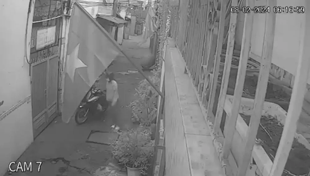 Camera an ninh khu trọ ghi nhận chị Thống tan ca làm về phòng trọ vào ngày 29 Tết 