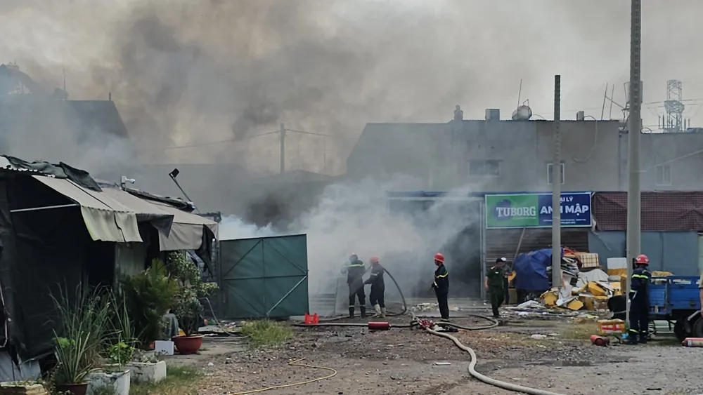 Lực lượng chức năng chữa cháy ở hiện trường