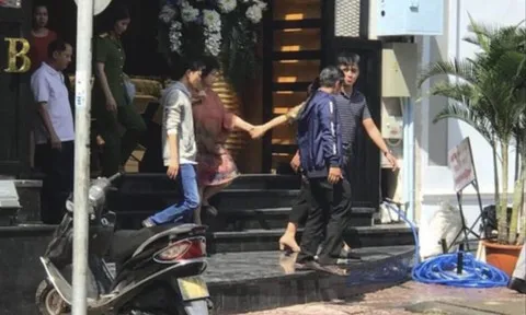 Công an đưa Hiền đi giám định .jpeg