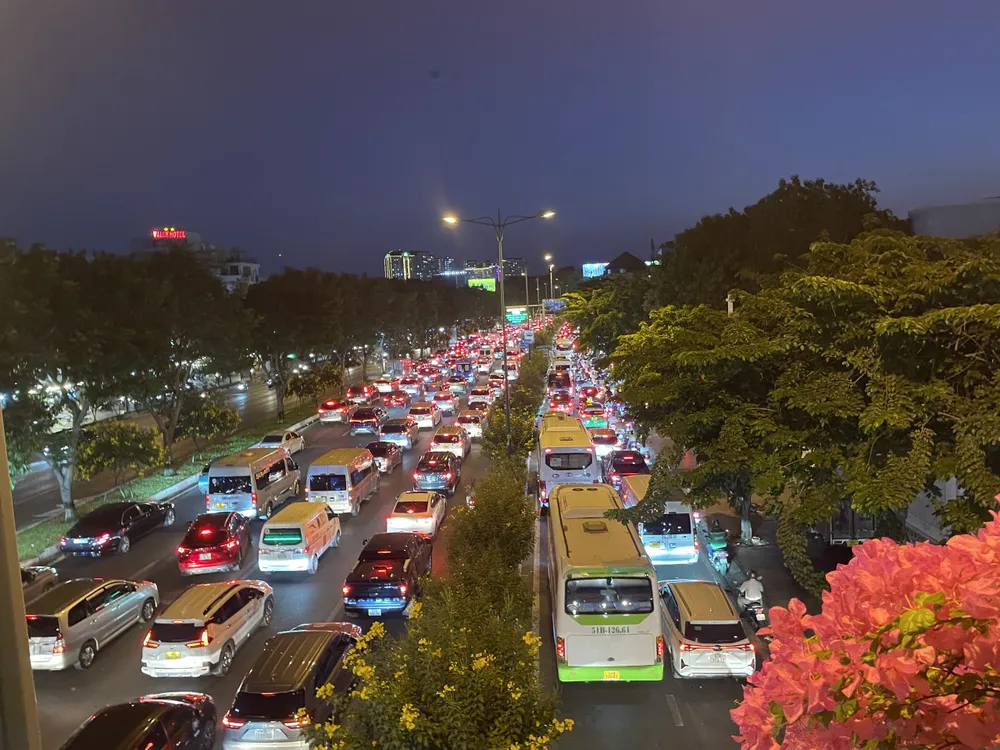 Hàng ngàn phương tiện “chôn chân” trên đại lộ Phạm Văn Đồng