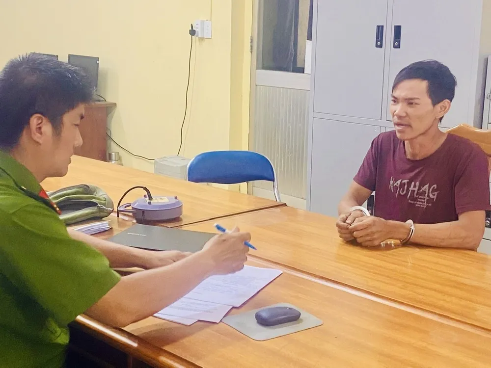 Công an lấy lời khai nghi phạm..jpeg