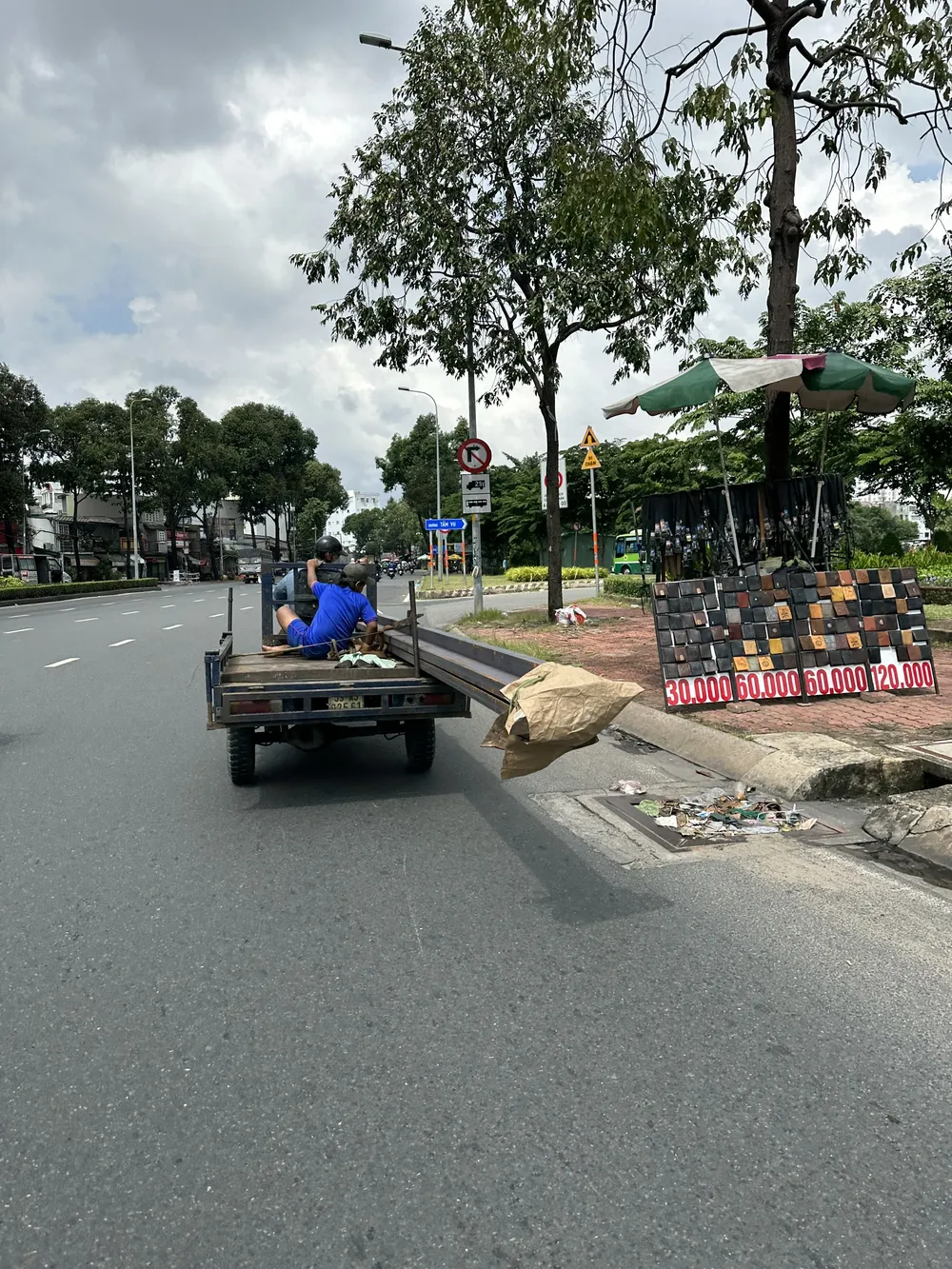 Xe tự chế chở theo thanh sắt dài lưu thông trên đường phố TPHCM - Ảnh CHÍ THẠCH.jpg