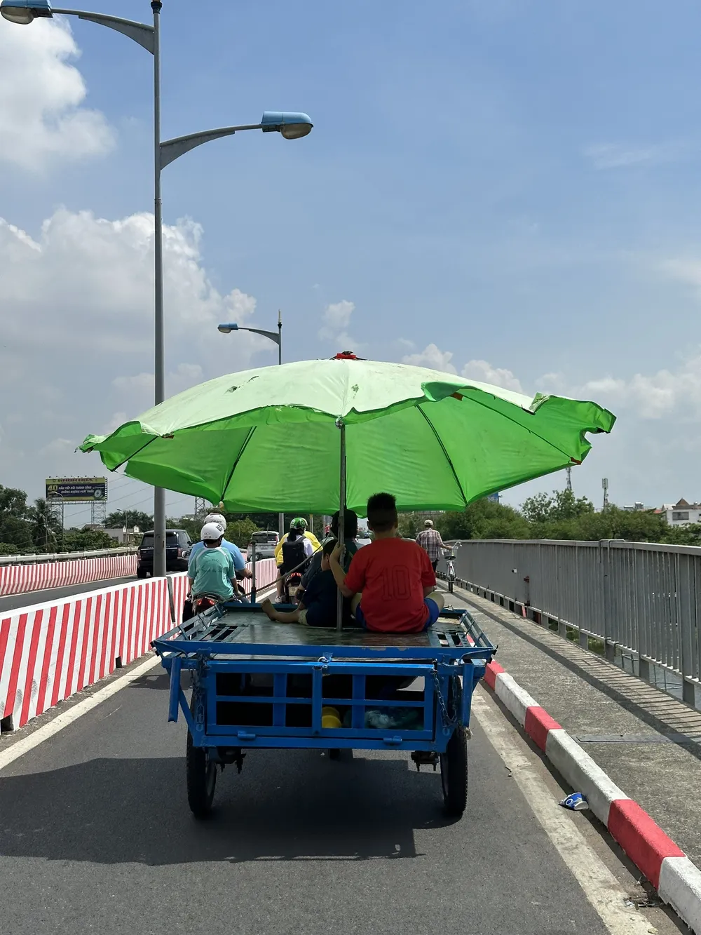 Xe tự chế chở theo trẻ em trên cầu Bình Triệu - Ảnh CHÍ THẠCH.jpg