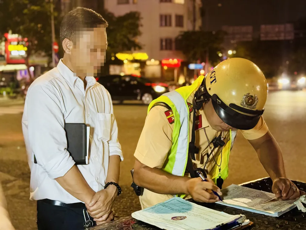 Ông H. là tài xế taxi qua kiểm tra có mức nồng độ cồn là 0,536mg_lít khí thở, đây là mức kịch khung - Ảnh CHÍ THẠCH.jpg