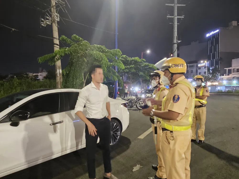 Ông K. nói là phóng viên và đưa ra tấm thẻ liên tục nói “Tôi là người của VOV, đây tôi có thẻ thang máy của VOV” - Ảnh THU HOÀI.jpg