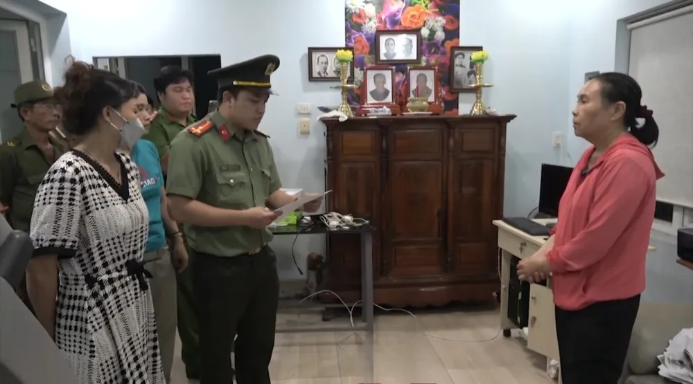 Ảnh 1 - CQ ANĐT tống đạt các QĐ và Lệnh đối với Nguyễn Thị Hường.jpg