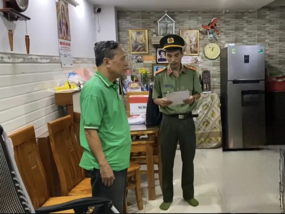 Ảnh 3 - CQ ANĐT tống đạt các QĐ và Lệnh doi voi LINH.jpg